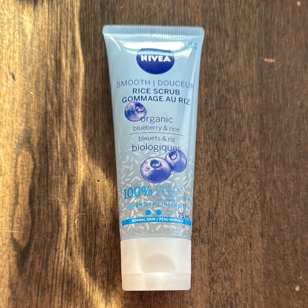 Nivea Smooth Rice Scrub Organic Blueberry & Rice